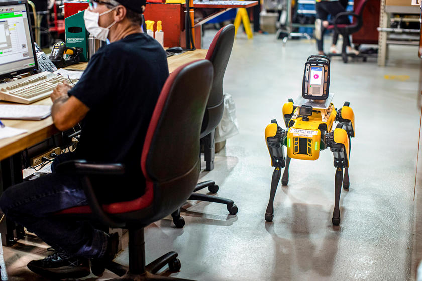 فورد – روبوتات- مراقبة المصانع