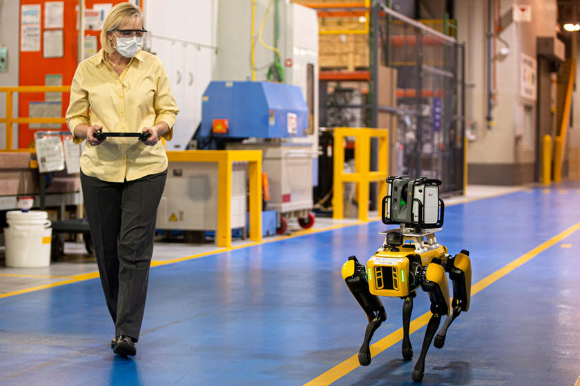 فورد – روبوتات- مراقبة المصانع
