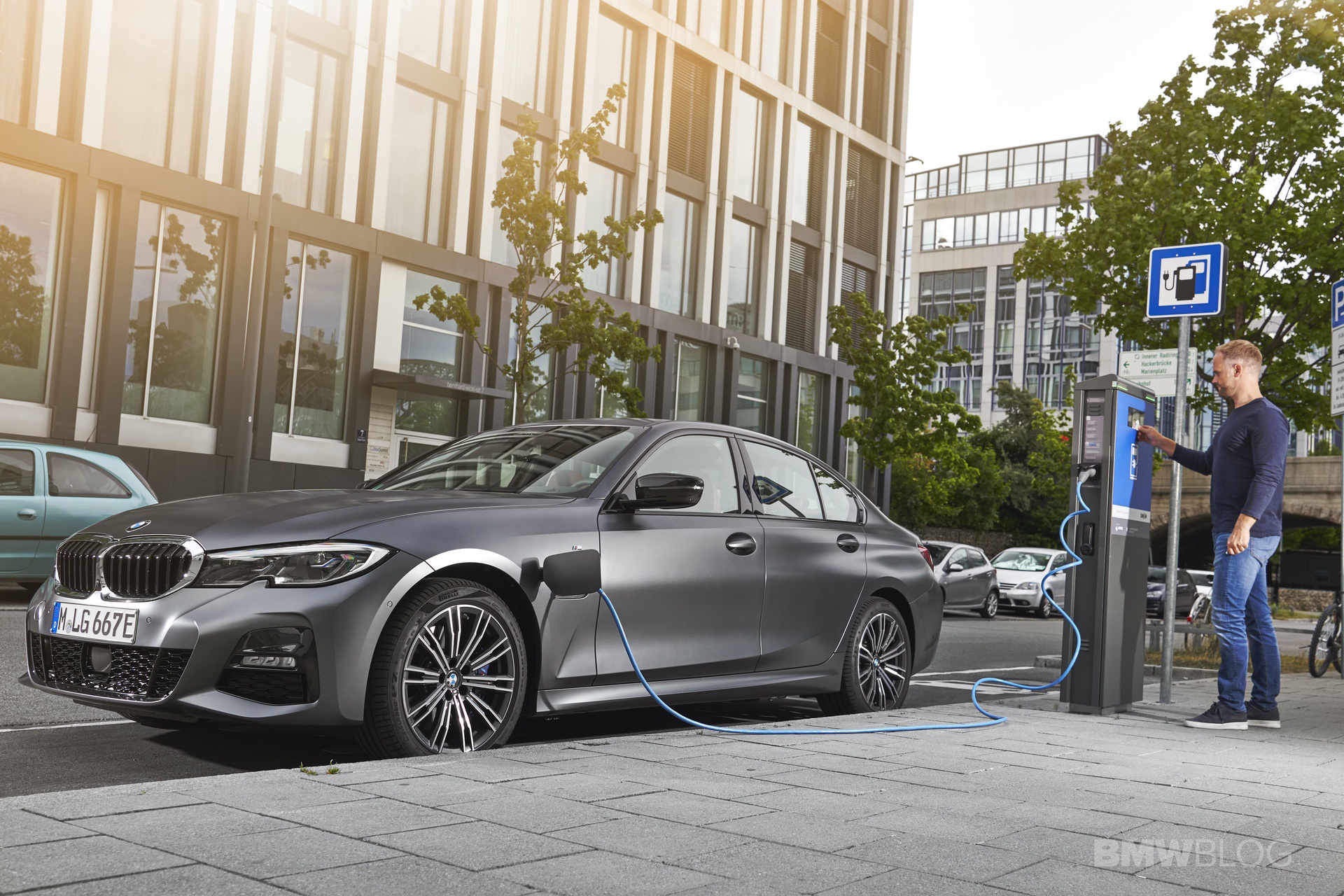  بالصور: أفضل 10 سيارات للعلامات التجارية لعام 2021  2019-2020-BMW-330e-plug-in-hybrid-64