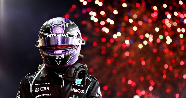 هاميلتون يفوز بافتتاحية الفورمولا 1 في سباق جائزة البحرين الكبرى