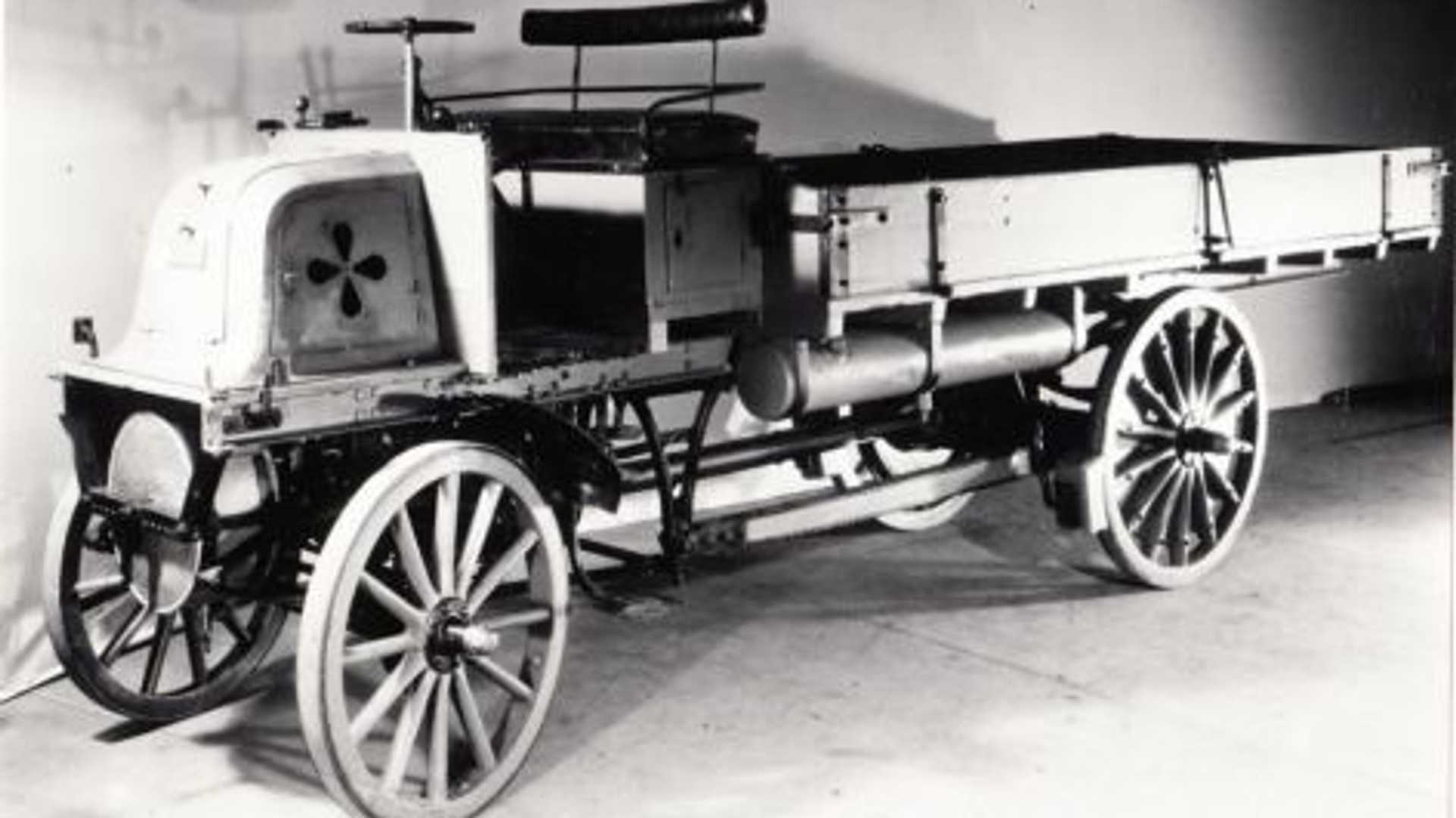 أول شاحنة في العالم من إنتاج دايملر