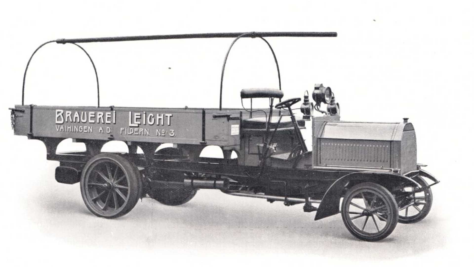  أول شاحنة في العالم من إنتاج دايملر