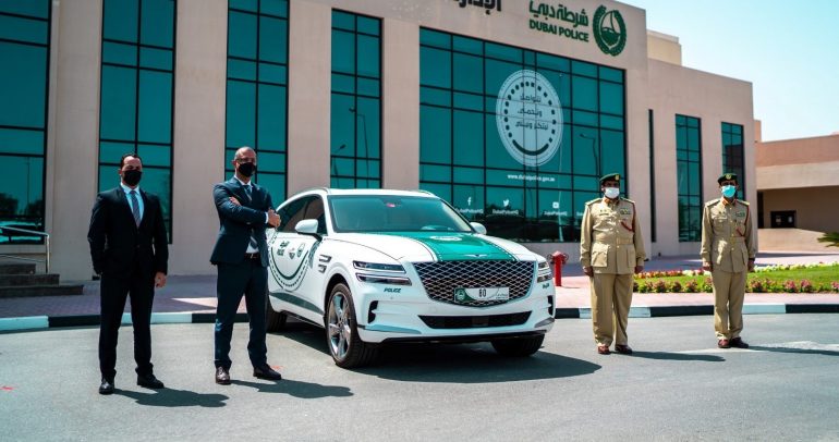 شرطة دبي تعزز أسطول سياراتها بجينيسيس GV 80