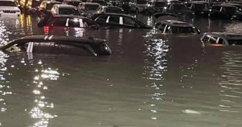الفيضانات تغمر 25 سيارة جراند شيروكي جديدة ودودج دورانجو!