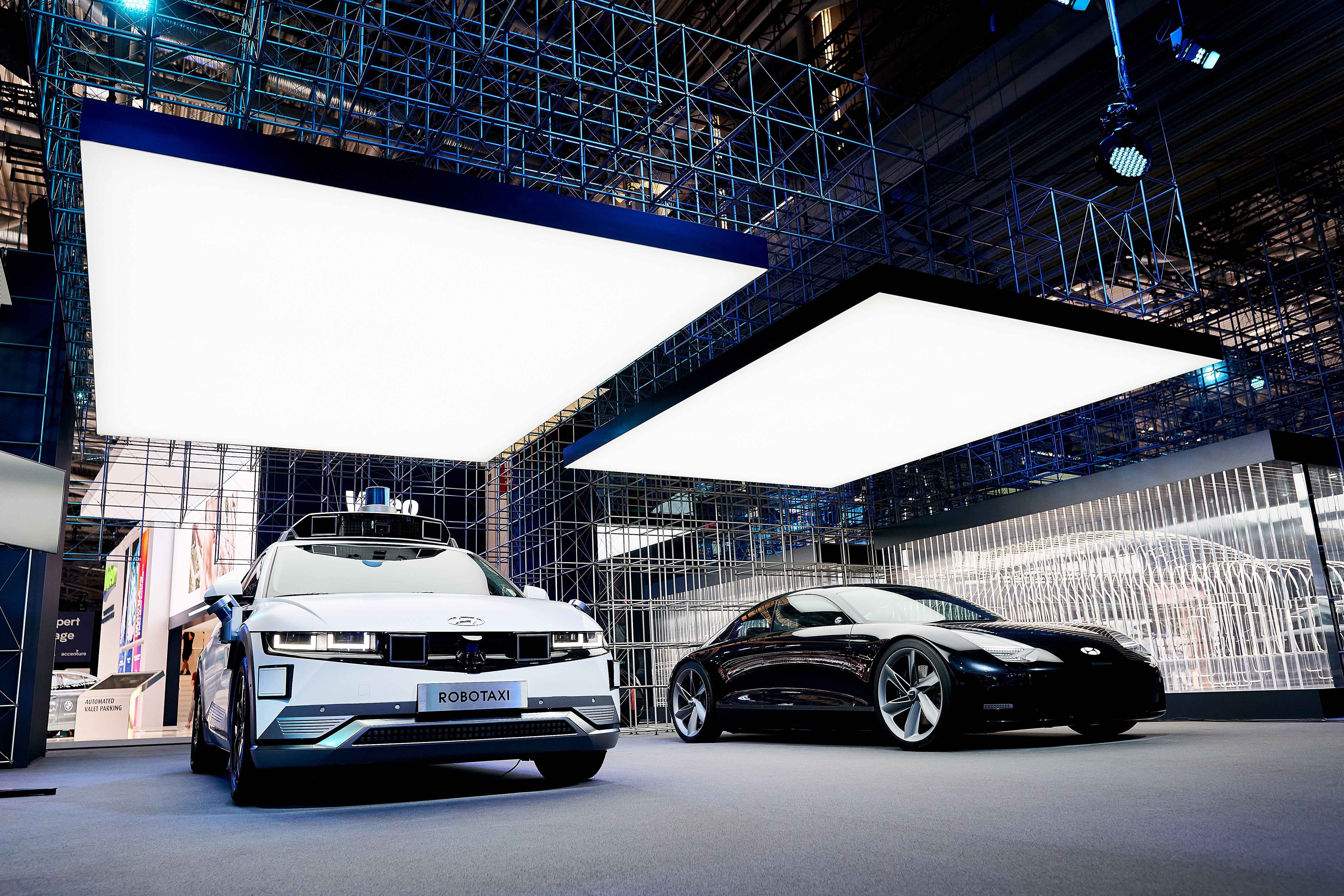 بالصور: هيونداي تعرض مفاهيم لنموذج المركبات القادمة في “ميونخ 2021”  Photo_1-Hyundai-Motors-booth-at-IAA-Mobility-2021_IONIQ-brand-lineup