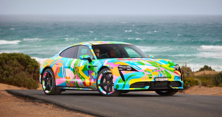 بورشه تايكان الفنية الرقمية المذهلة احتفالاً بأول سيارة رياضية كهربائية بالكامل