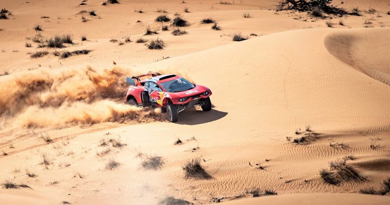 فريق “البحرين ريد إكستريم” يختبر سياراته الجديدة تجهيزاً لرالي داكار 2022