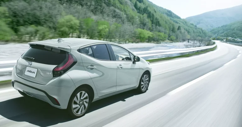 تويوتا أكوا 2025: شقيق بريوس الصغير يستعد لعملية تجميل بملامح أكثر حدة