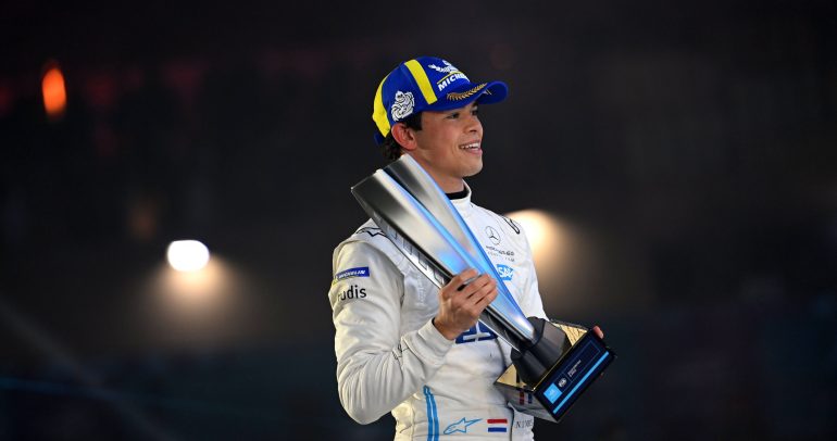 نيك دي فريس يقتنص الفوز في السباق الأول لبطولة العالم إيه بي بي للفورمولا إي
