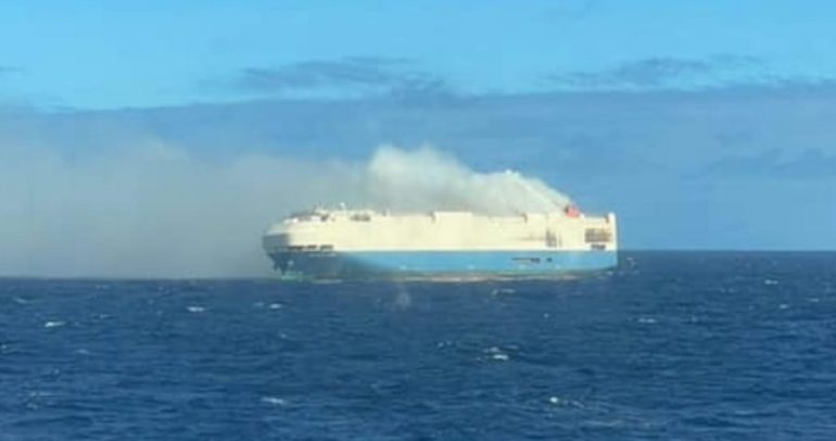 تقارير: غرق سفينة شحن محملة بسيارات بورشه وفولكس واجن بعد اشتعال النيران فيها