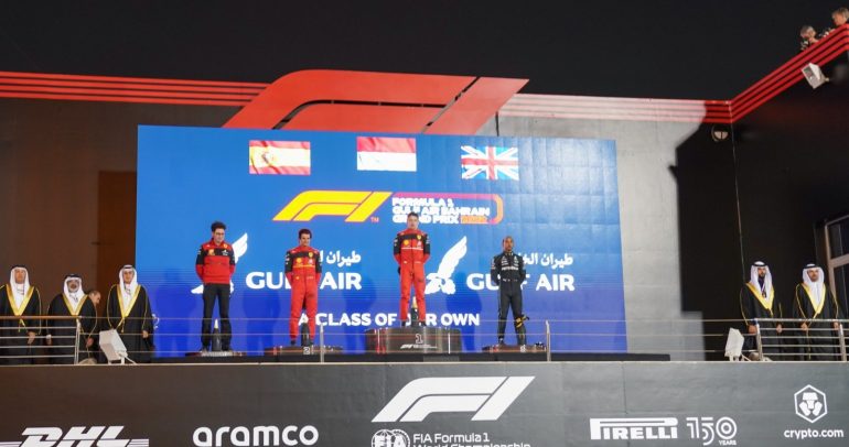 سائقا فيراري تشارلز لكلير وكارلوس ساينز يخطفان المركزين الأول والثاني في الجولة الأولى والافتتاحية من بطولة الفورمولا وان 2022