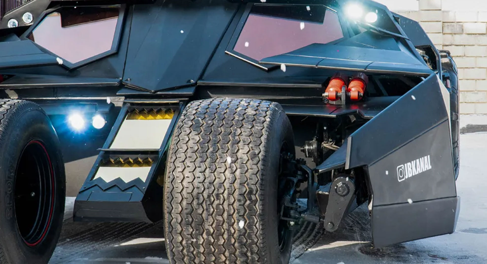 شاهد.. نسخة من سيارة باتمان الخارقة مع محرِّك "تويوتا V8" وهيكل مصنوع يدوياً بالكامل للبيع مقابل 400 ألف دولار 4 12/5/2022 - 7:47 ص