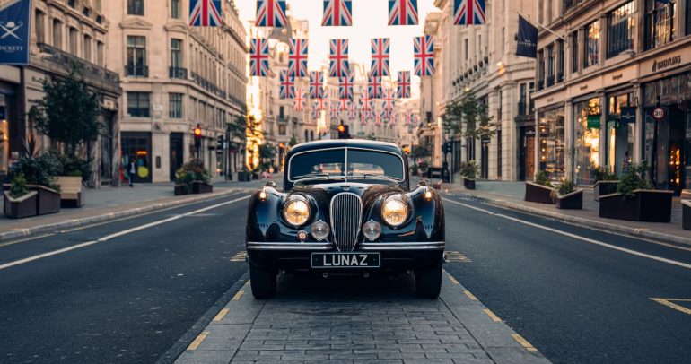 لوناز البريطانية تقدّم أول سيارة جاكوار كهربائية كلاسيكية في العالم