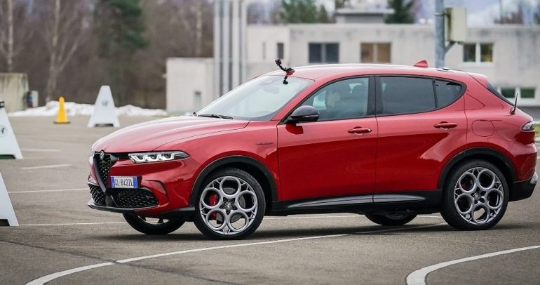 اختبار سيارة The Tonale Plug-In Hybrid Q4 على يد سائقي فورمولا وان فالتيري بوتاس وجوانيو تشو