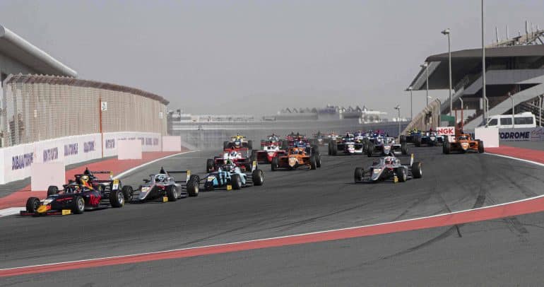 الإيطالي كيمي أنتونيلي يقود الجولة الرابعة من بطولة الشرق الأوسط للفورمولا على حلبة أوتودروم دبي