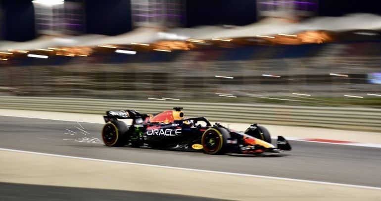 فيرستابن يتصدر اليوم الأول من التجارب الرسمية للفورمولا وان على حلبة البحرين