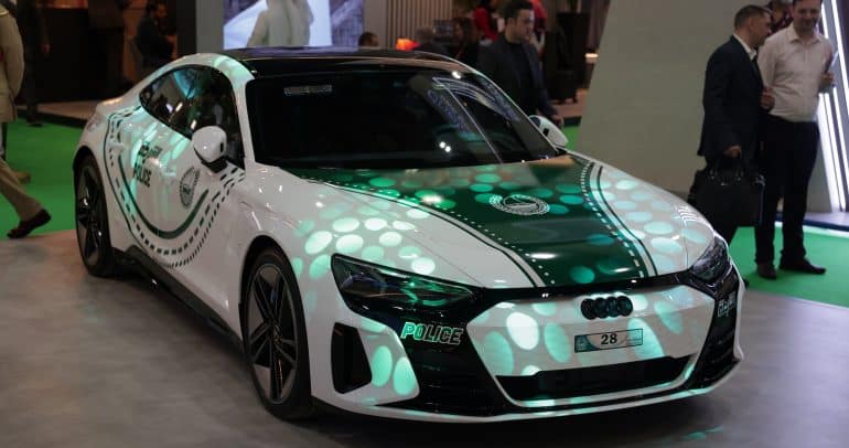 شرطة دبي تضم لأسطولها سيارة “أودي RS e-tron GT” الكهربائية