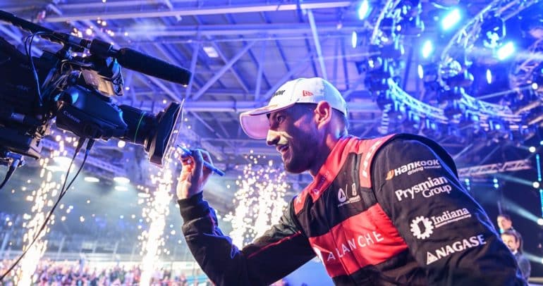 البريطاني جيك دينيس يحرز لقب بطولة العالم للفورمولا إي في لندن