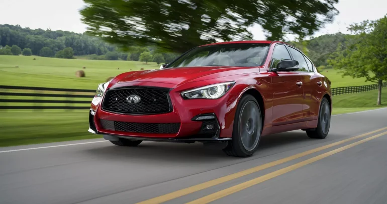 إنفينيتي تعيد إطلاق Q50 كسيارة سيدان رياضية مع قوة نيسان Z وناقل يدوي