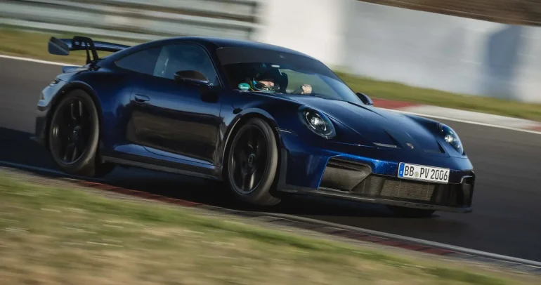 بورشه 911 GT3 موديل 2025 تحطّم الرقم القياسي على حلبة نوربورغرينغ لناقل الحركة اليدوي!