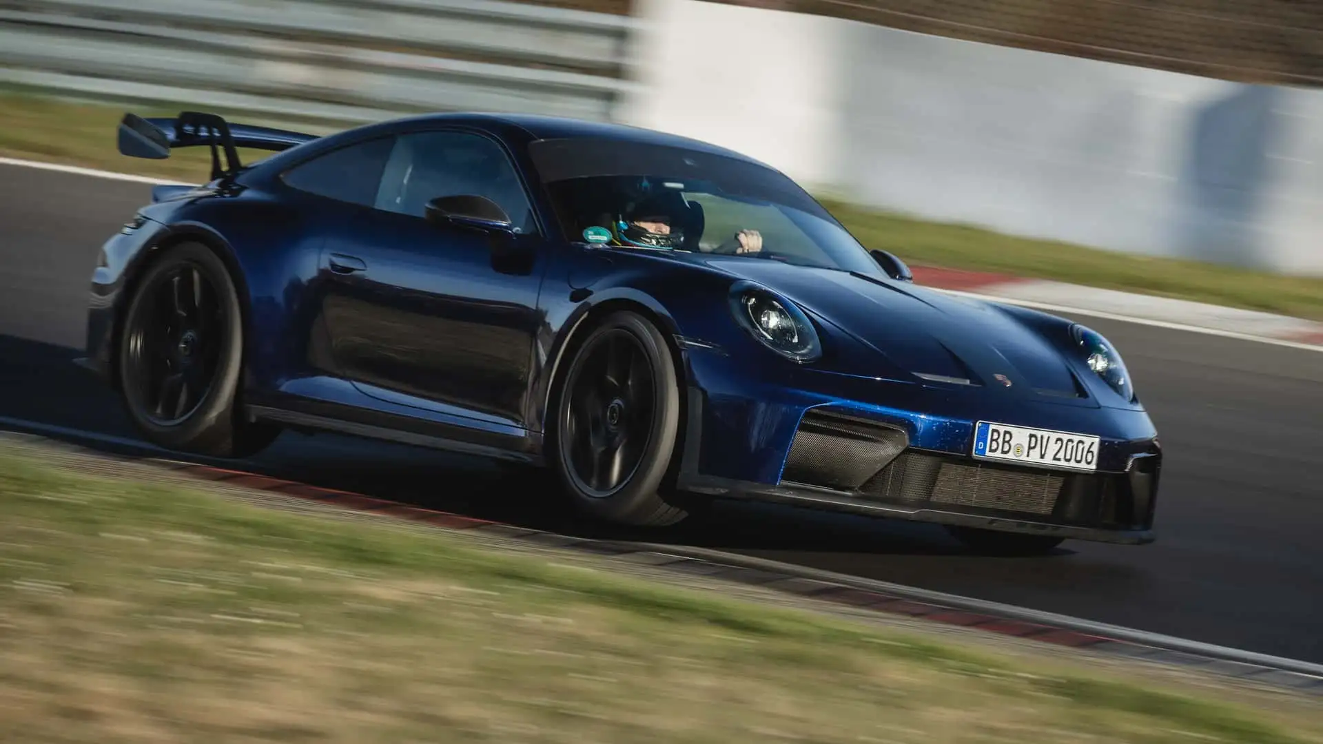 بورشه 911 GT3 موديل 2025 تحطّم الرقم القياسي على حلبة نوربورغرينغ لناقل الحركة اليدوي!