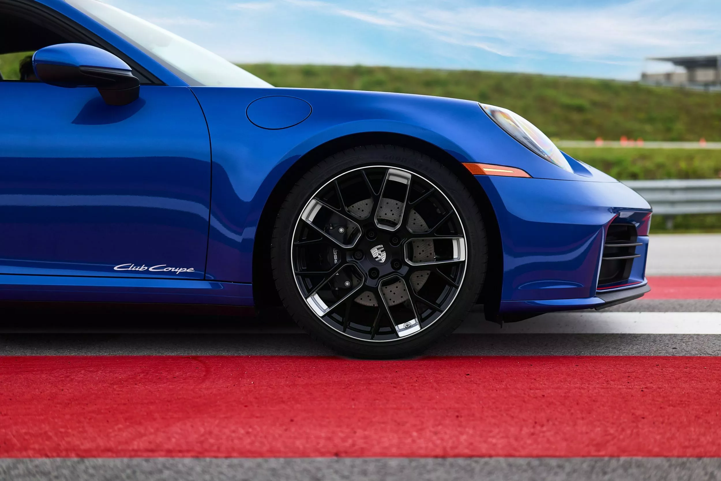 2026-Porsche-911-Carrera-T-Club-Coupe-19.webp