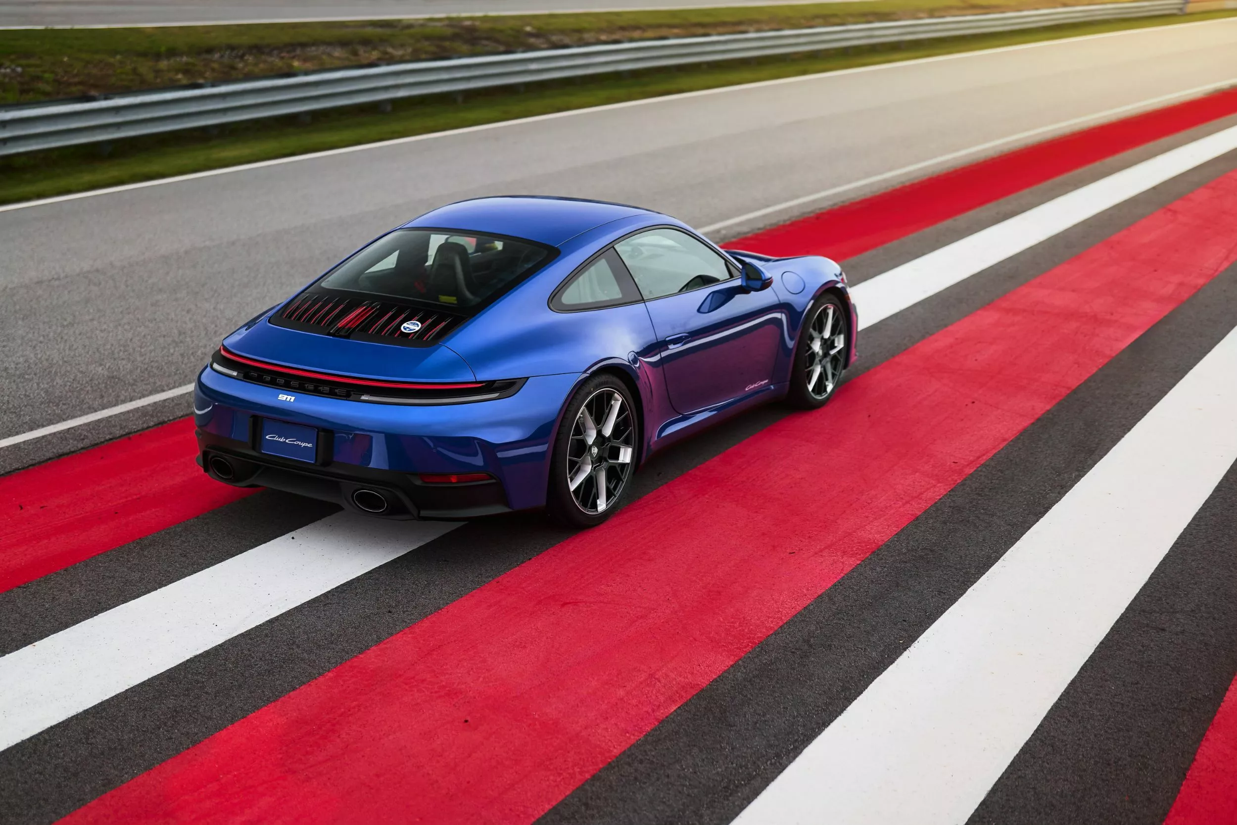 2026-Porsche-911-Carrera-T-Club-Coupe-9.webp
