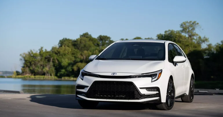 تويوتا كورولا 2026 تحصل على تحديثات تقنية وتصميمية بأسعار أعلى قليلاً