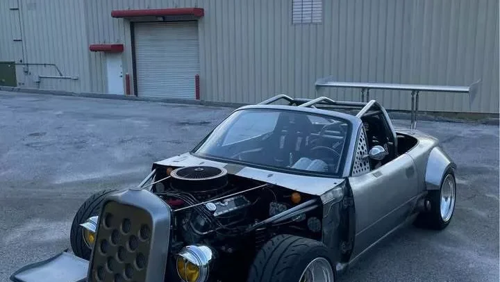 سيارة مازدا MX-5 معدلة