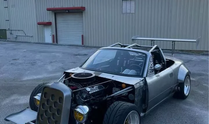 سيارة مازدا MX-5 معدلة