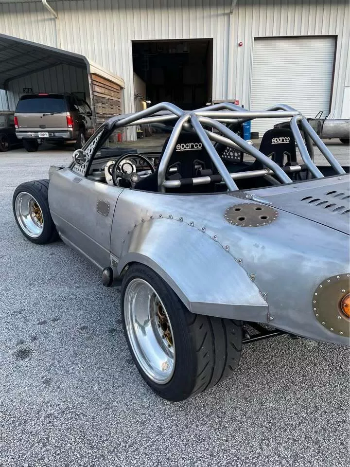 سيارة مازدا MX-5 معدلة 