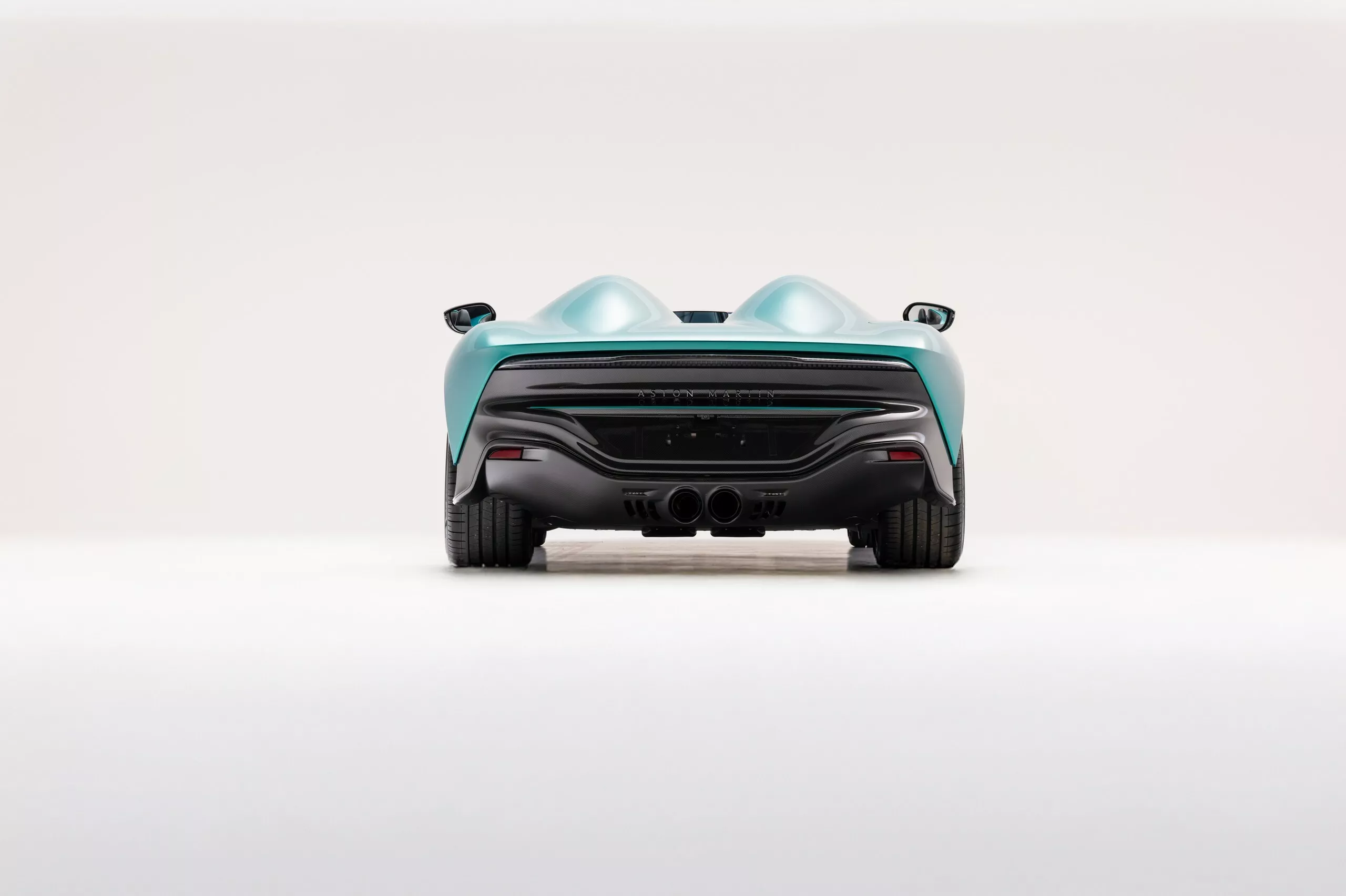 أستون مارتن DBR22