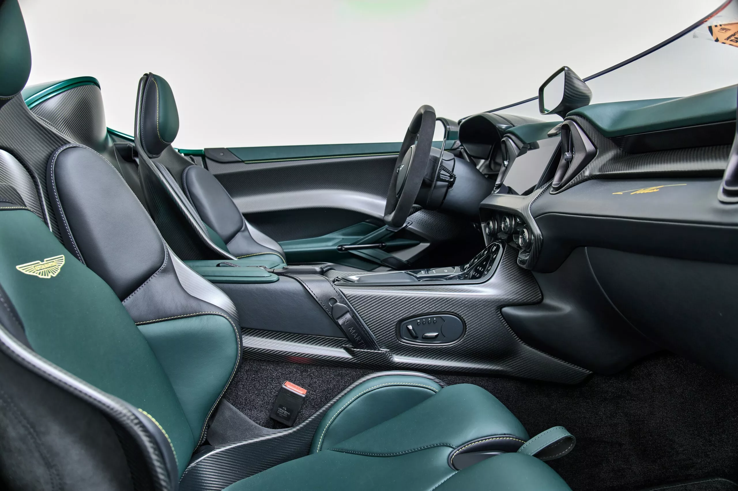 أستون مارتن DBR22