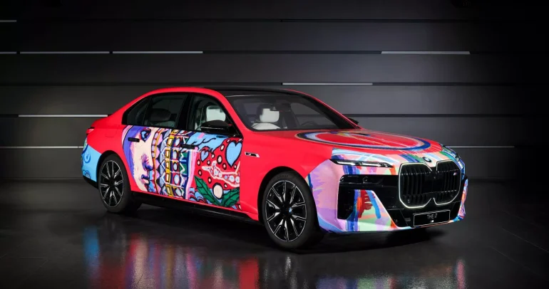 سيارة BMW i7 تتحول إلى لوحة فنية متحركة بتوقيع الفنان الكوري لي كون-يونغ