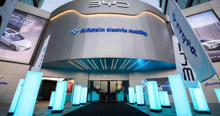 الفطيم للتنقل الكهربائي تطلق سيارة BYD SEAL 7 DM-i الهجينة القابلة للشحن في الإمارات: الفخامة والابتكار في سيارة سيدان صديقة للبيئة