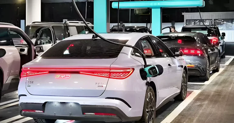 BYD تطلق شواحن كهربائية فائقة السرعة بتصميم يشبه مضخات الوقود