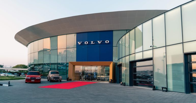 فولفو تحتفل بـ40 عاماً في الإمارات بإطلاق صالة عرض جديدة وكشف حصري عن EX90 الكهربائية