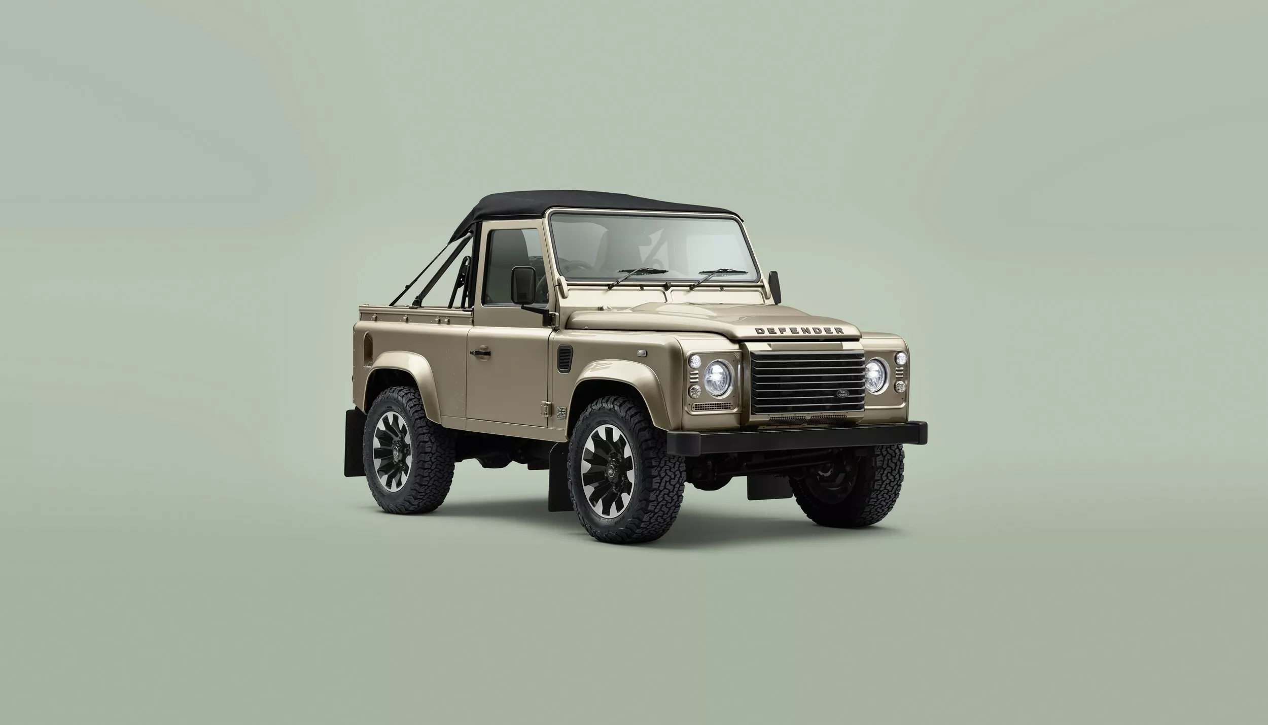 لاند روفر تُعيد إحياء ديفندر V8 