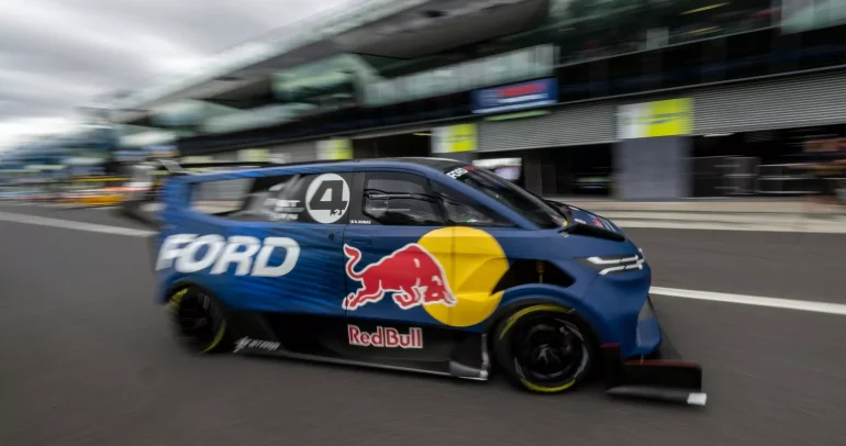 فورد سوبر فان 4.2 تتفوّق على أسرع كورفيت في حلبة نوربورغرينغ! 