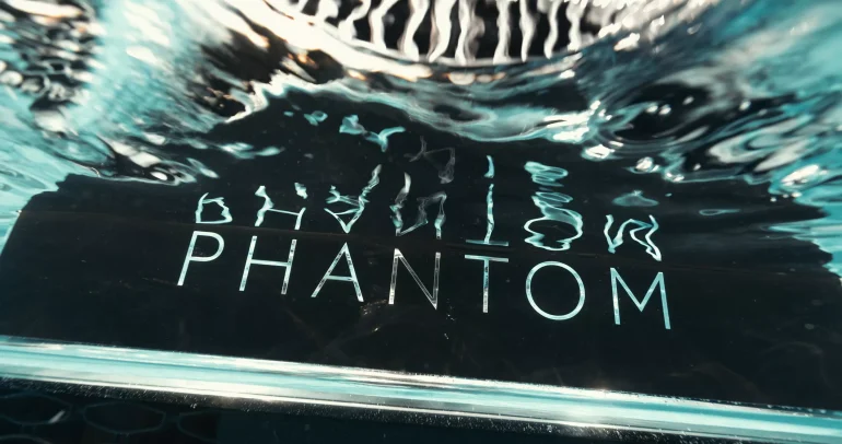 رولز رويس فانتوم تغوص في المسبح… استعراض أسطوري يحتفل بإرث موسيقي عريق