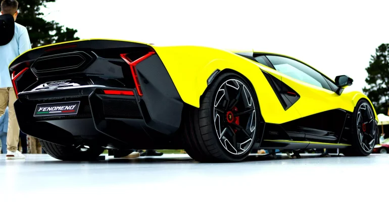 لامبورغيني تطيل عمر محركها الأسطوري V12 مع قوة هجينة تتجاوز 1,060 حصان