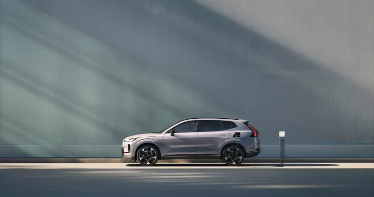 عودة فولفو XC70… كروس أوفر هجينة أنيقة بمدى كهربائي يصل إلى 180 كم