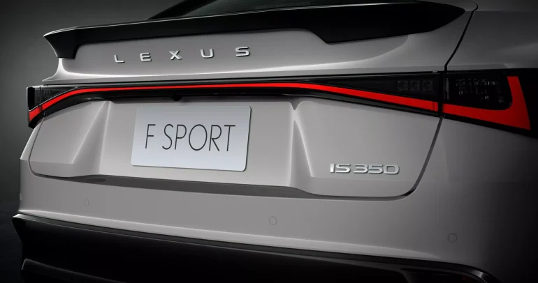 لكزس IS تحصل على فيس ليفت جديد يمدد عمرها من جديد