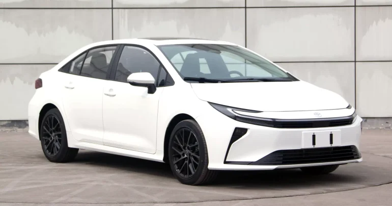 تويوتا كورولا 2025 بتصميم مستوحى من بريوس تكشف عن ملامحها الجديدة في الصين