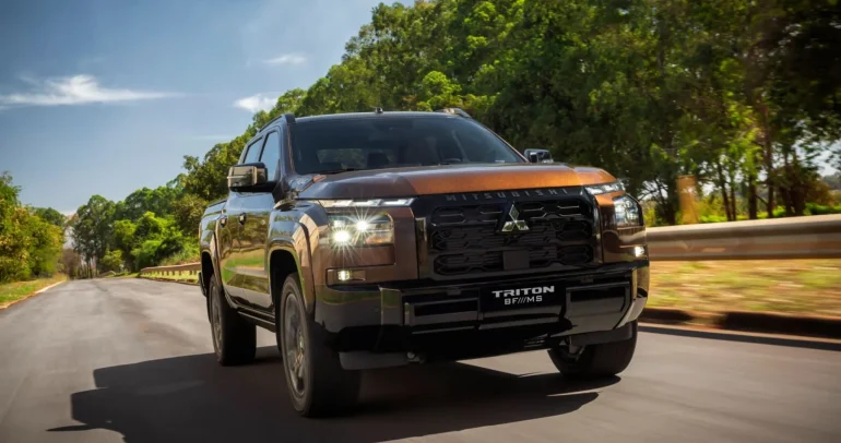 Mitsubishi Triton BF///MS الجديدة: بيك أب برازيلية بلونَي البني والأسود ومصابيح تعرض شعار الحصان على الأرض بسعر 71,200 دولار