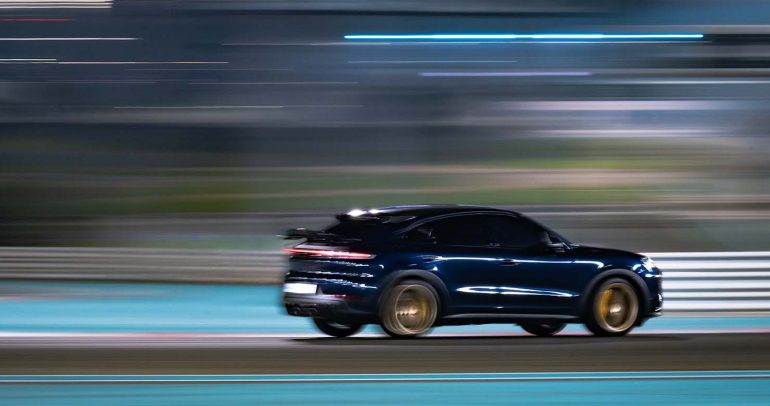 بورشه كاين توربو GT تسجّل رقماً قياسياً جديداً كأسرع SUV على حلبة مرسى ياس في أبوظبي