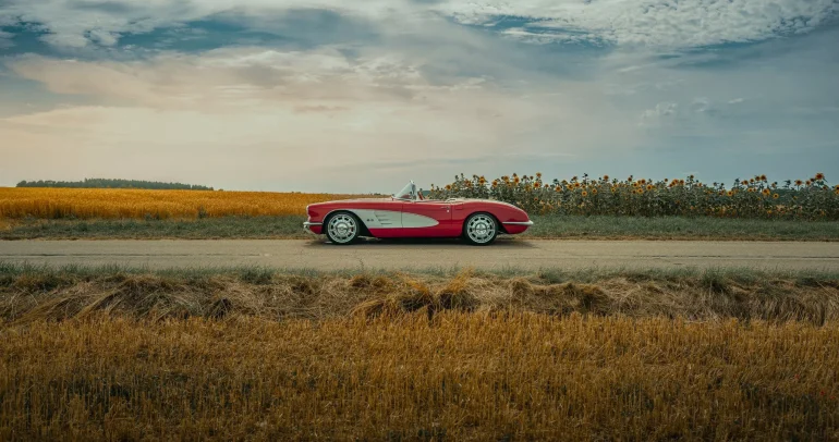 كورفيت كلاسيكية بروح أوروبية… لا تشبه سيارة جدّك إطلاقاً!