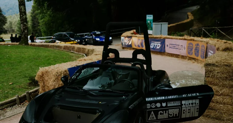 بورشه تكشف عن السرّ وراء صورها الأسطورية: بوكستر 718 تتحول إلى سيارة تصوير احترافية