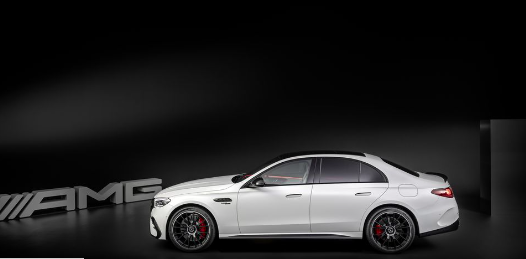 الكشف عن سيارة 2025 Mercedes-AMG E53 Hybrid 4Matic+ بقوة تصل إلى 603 حصان