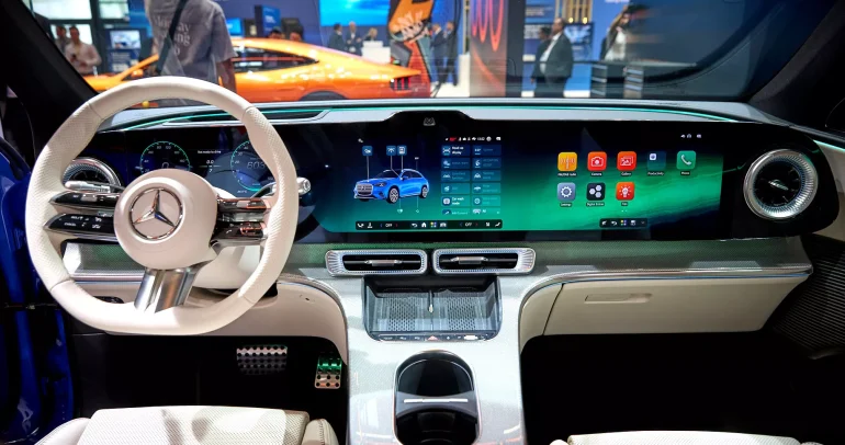 مرسيدس تتراجع بهدوء عن حربها على الأزرار التقليدية وتعيدها في سياراتها الجديدة